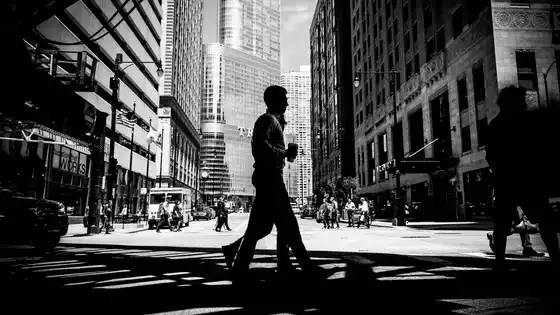 Scène de rue à Chicago en noir et blanc avec forts contrastes.